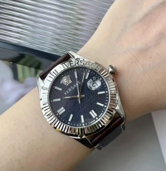 Чоловічий годинник Versace VE3K00122 VE3K00122 фото