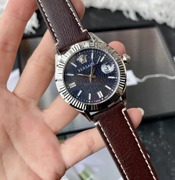 Чоловічий годинник Versace VE3K00122 VE3K00122 фото