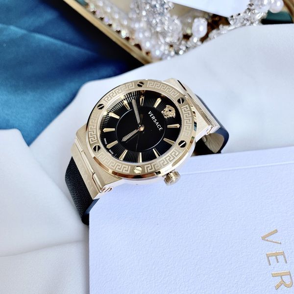 Жіночий годинник Versace VEVH00320 VEVH00320 фото